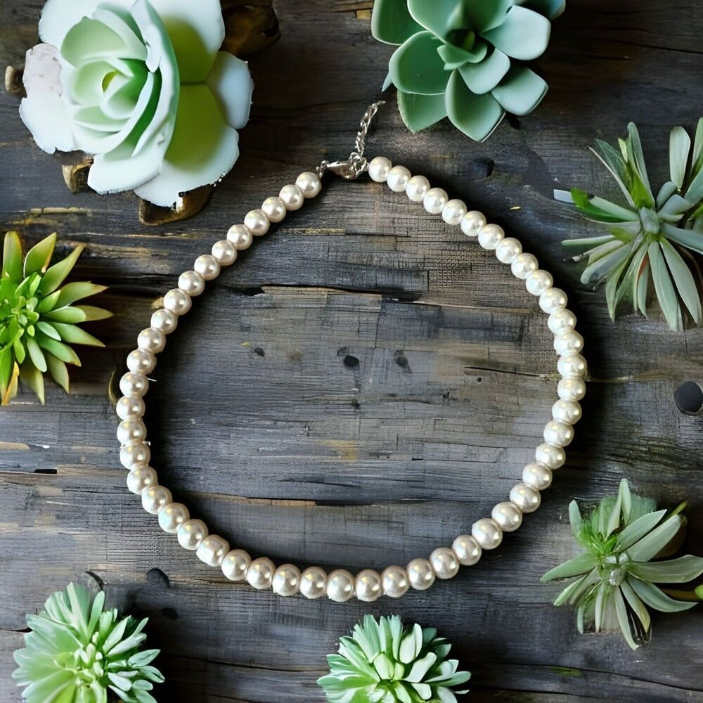 Very Pretty White Pearl Necklace